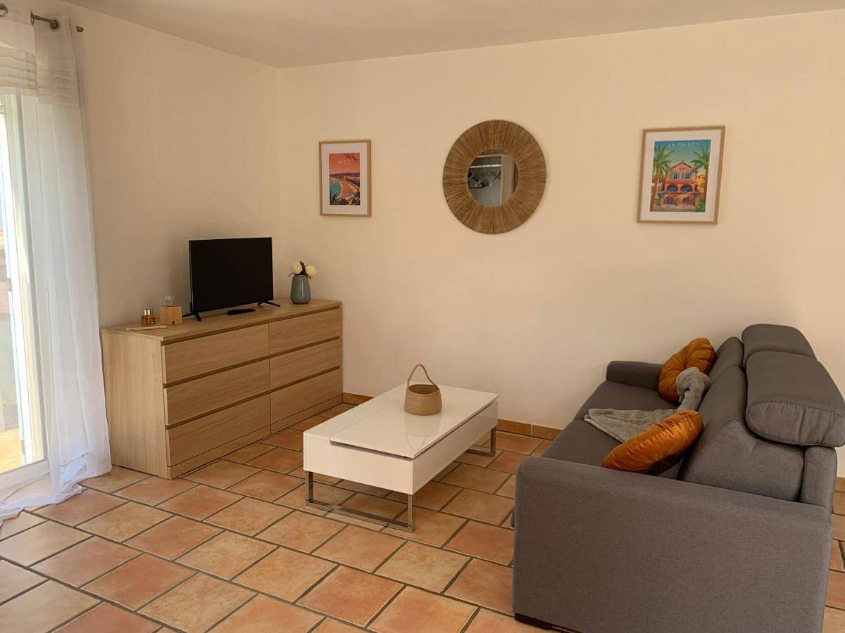Appartement entier, Studio Apartment in Roquefort-les-Pins, Côte méditerranéenne (France)