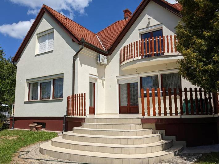 Ferienhaus für 10 Personen, mit Balkon und Terrasse sowie Garten und Ausblick in Gyenesdias
