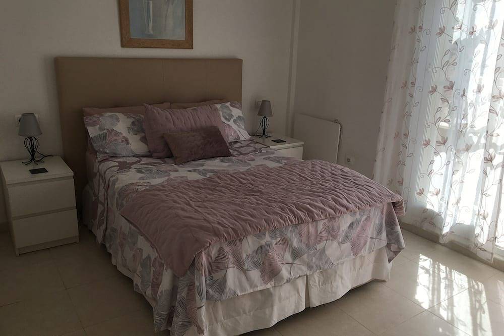 El Divino. 3 bedrooms, 2 pools, roof solarium. Aircon. Uk Tv. Wifi available in Pueblo Patricia, Los Alcázares
