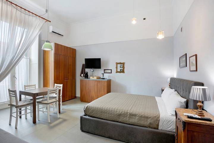 Apartamento entero, La Dimora Dei Reali - Grey Suite con Balcón, Wi-Fi y Aire Acondicionado in Nápoles, Provincia de Nápoles