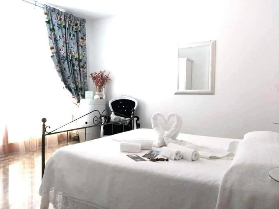Single Room with Shared Bathroom in Ostra, Ancona Provinz