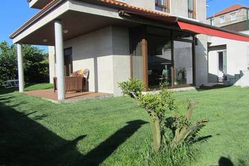 Location de vacances pour 12 personnes, avec balcon et jardin à Sanxenxo