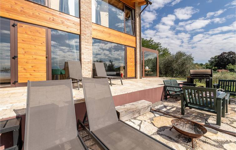 Casa vacanza per 10 persone, con Idromassaggio e Terrazza nonché Giardino e Piscina a Volpago del Montello