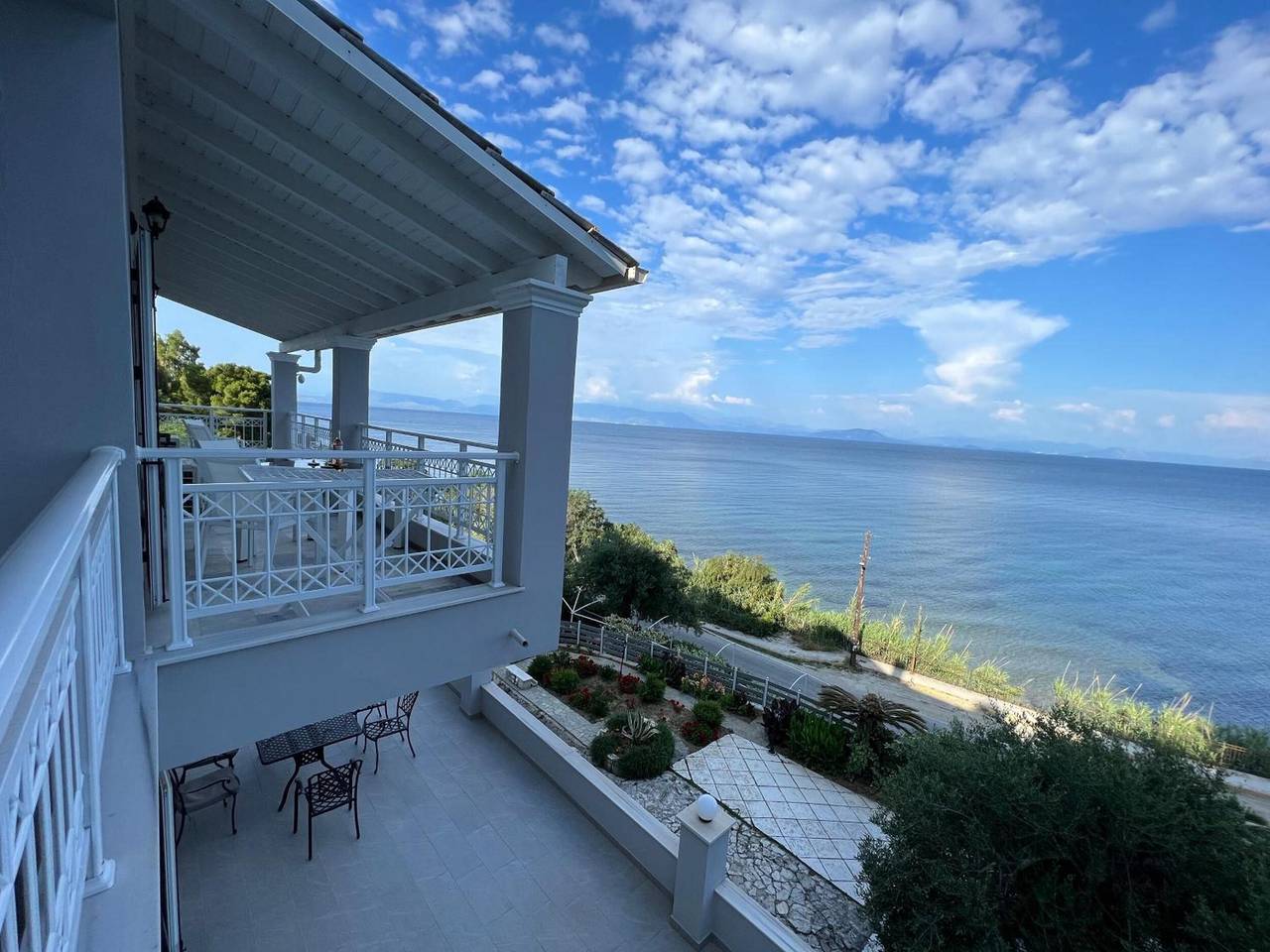 Ganze Wohnung, Ferienwohnung 'Amaranth Rose' mit privatem Garten, Wi-Fi und Klimaanlage in Benitses, Corfu, Korfu