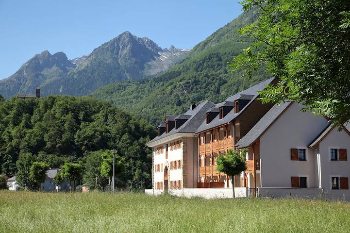 Location de vacances pour 8 personnes, avec jacuzzi et terrasse, animaux acceptés à Luz-Saint-Sauveur
