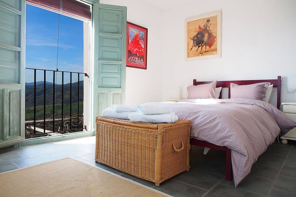 Casa rural en ubicación privilegiada, con piscina privada y jardines establecidos. in Riogordo, Provincia de Málaga