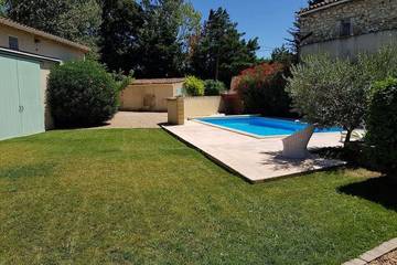 Gîte pour 10 personnes, avec terrasse et jardin à Sénas