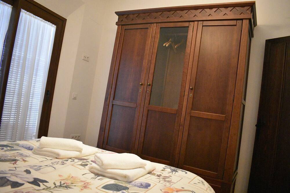 Entire apartment, Bodeguetas 1 bedroom with patio pets welcome in Constantina, Sierra Morena