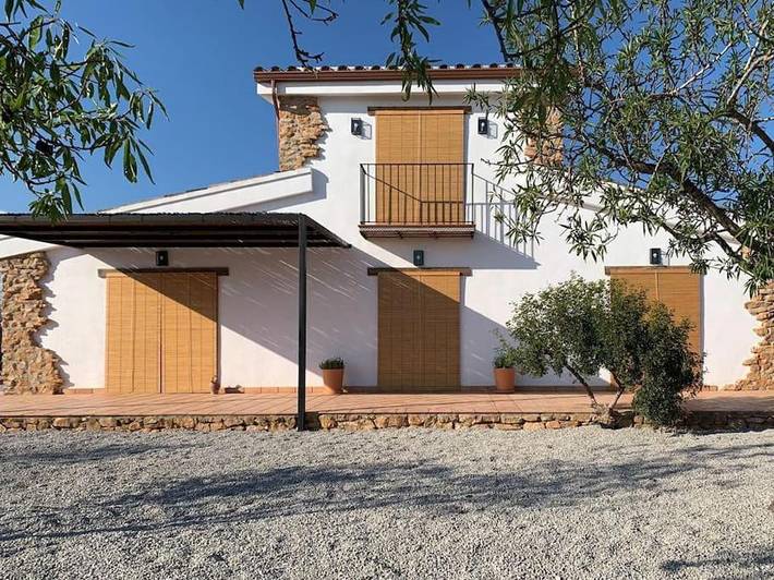 Casa rural para 12 personas, con piscina además de vistas y jardín, Se admiten mascotas en Cuevas de Vinromá