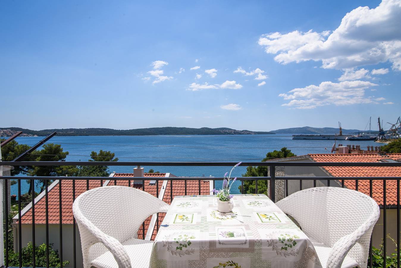 Cały apartament wypoczynkowy, A2-apt w shared pool & balcony, next to the beach in Trogir, Čiovo