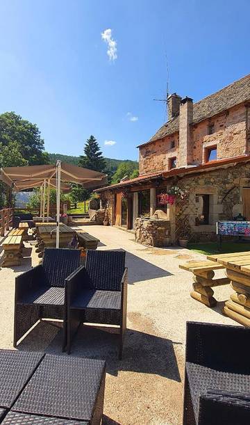Cottage pour 2 personnes, avec jardin ainsi que vue et piscine à Chirac
