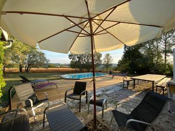 Gîte pour 10 personnes, avec vue sur le lac et terrasse ainsi que jardin et piscine, animaux acceptés à Leyritz-Moncassin