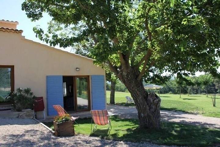 Gîte pour 4 personnes, avec terrasse et jardin à Peypin-d'Aigues - 2