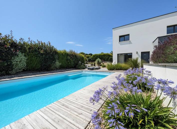 Location de vacances pour 8 personnes, avec Terrasse ainsi que Jardin et Piscine dans Grâces