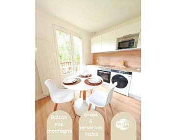 Gîte pour 3 personnes, avec piscine ainsi que vue et balcon à Bielle (Pyrénées-Atlantiques)