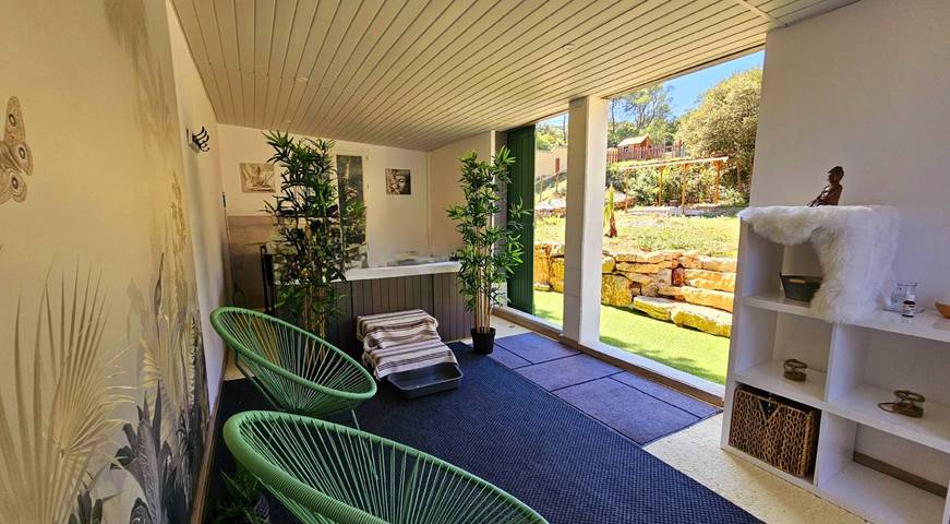 Gîte pour 4 personnes, avec piscine et jacuzzi ainsi que terrasse et jardin