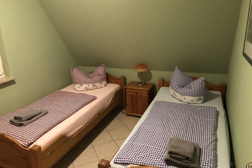 5* Reetdachhaus, Whirlpool, Sauna Kota, überdachte Terrasse, 5 Schlafzimmer 10 P in Groß Schwansee, Kalkhorst