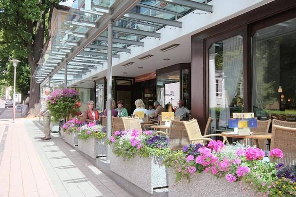 Apartamento entero, Appartement mit Balkon, Dusche, Wc, Kat. 2/1 Raum - Ferienwohnungen Café Schneidewind Kirchstraße in Bad Pyrmont, Weser Hills