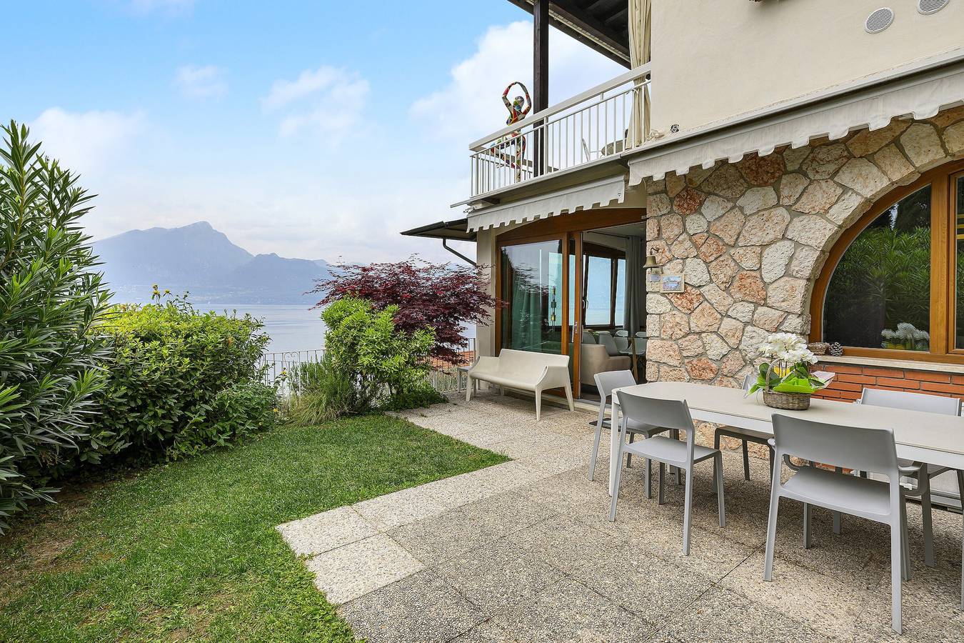 Appartamento intero, Appartamento "Residence La Mignon Oleandri" con vista lago, montagna e giardino in Torri del Benaco, Prealpi Gardesane