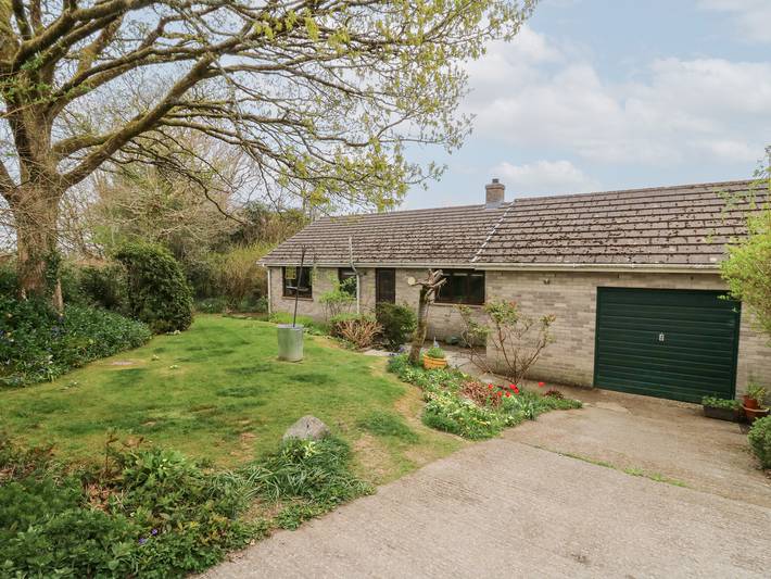 Log cabin for 5 people, with garden, with pets in Mid-Wales