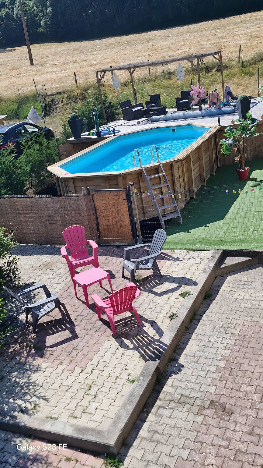 Maison de vacances 'P'tit Coin De Paradis' avec vue sur la montagne, piscine privée et Wi-Fi in La Chapelle-d'Alagnon, Parc naturel régional des Volcans d'Auvergne