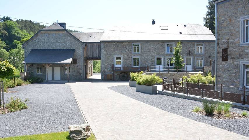 Location de vacances pour 17 personnes, avec terrasse et jardin à Gedinne