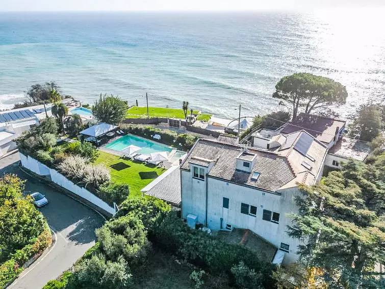 Entire apartment, Seaside Retreat: Parking, Pool, WiFi, Balcony in Albisola Capo, Albisola Superiore