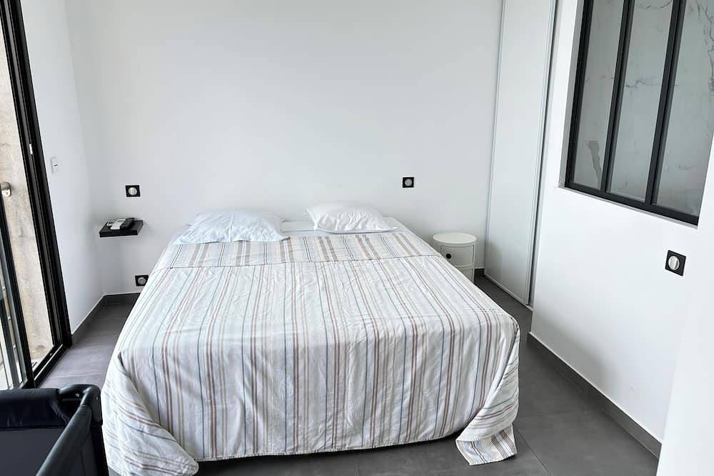 Appartement Tout Confort, Terrasse et accès Direct Mer, les Pieds dans L'Eau in Miomo, Santa-Maria-di-Lota