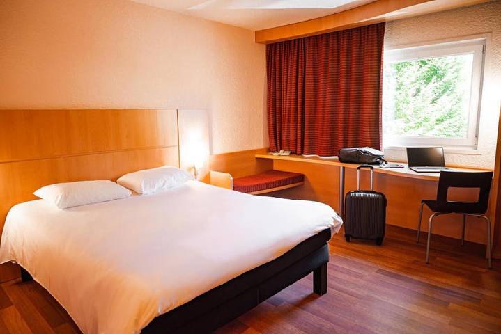 Hôtel pour 3 personnes, avec Terrasse ainsi que Jardin et Piscine