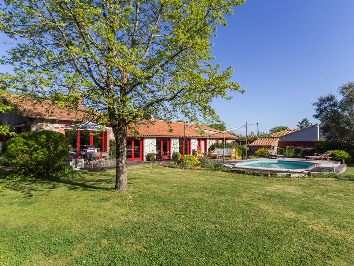 Gîte pour 7 personnes, avec Terrasse ainsi que Jardin et Piscine à Paulx