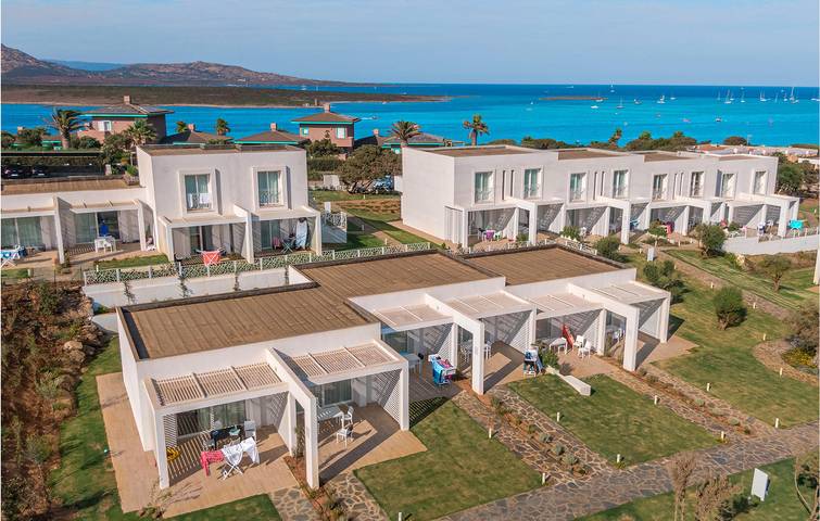 Ganze Ferienwohnung, Apt am Strand mit WiFi, Parkplatz, AC & Pool in Spiaggia La Pelosa, Stintino
