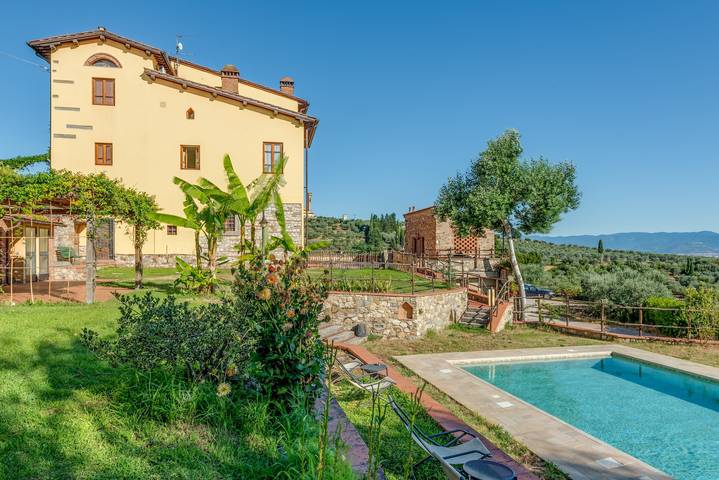 Entire studio, Studio 'Libeccio' with Shared Pool, Wi-Fi and Air Conditioning in Scandicci, Florence Province