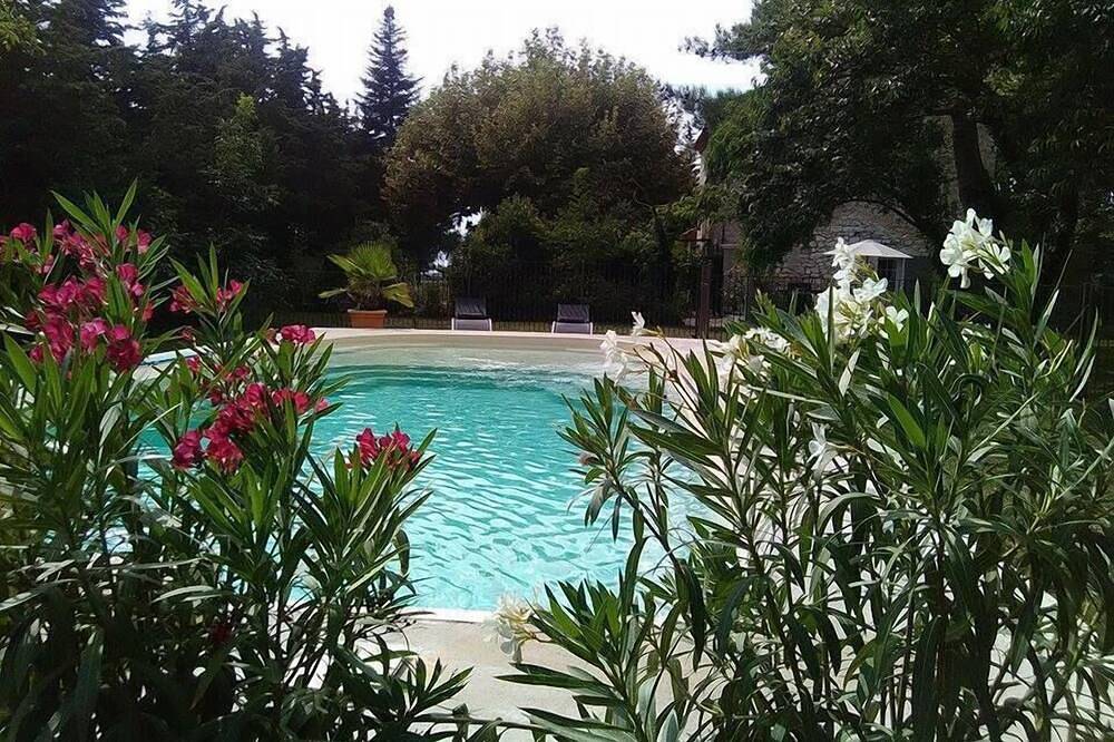 Provencal farmhouse renovated with taste, simplicity and comfort with its large pool in Pernes-les-Fontaines, Vaucluse