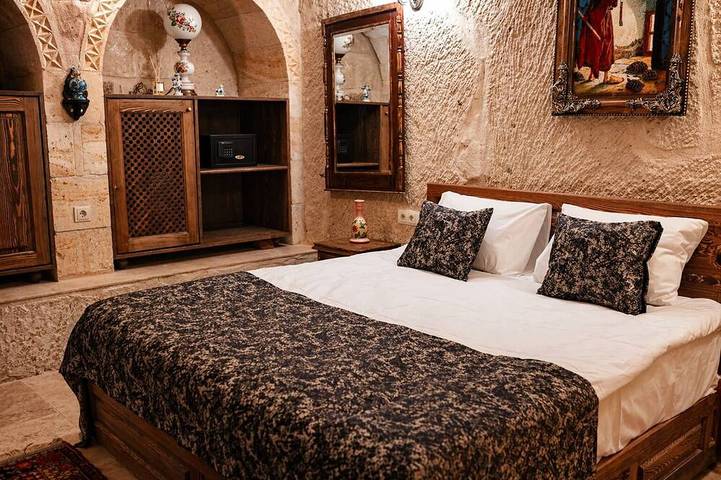 Historic Cave Home Facing Majestic Ortahisar Castle in Ortahisar, Göreme Nationalpark