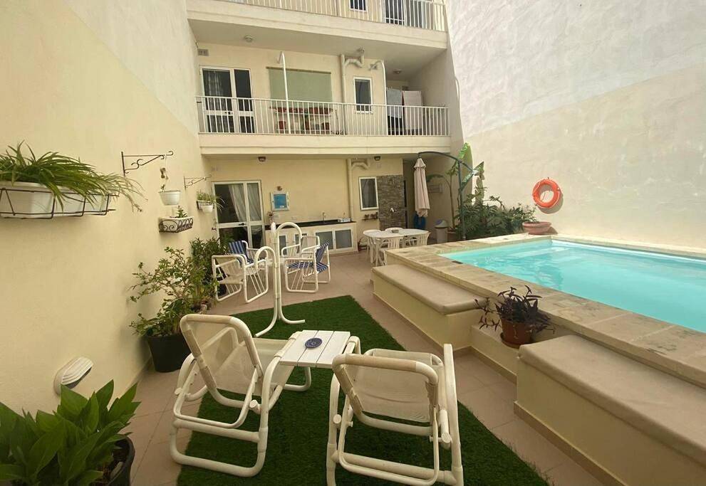 Appartement entier, The Valley Maisonette with private pool in M'scala in Marsaskala, Île de Malte
