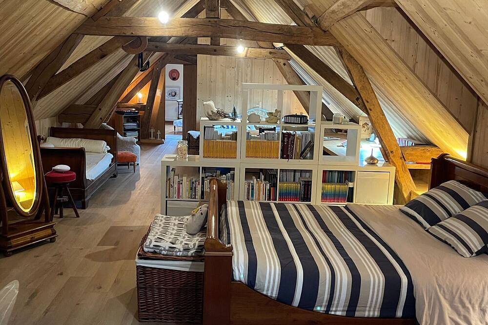 Spacious room with pool and private parking in Montreuil-le-Henri, Sarthe