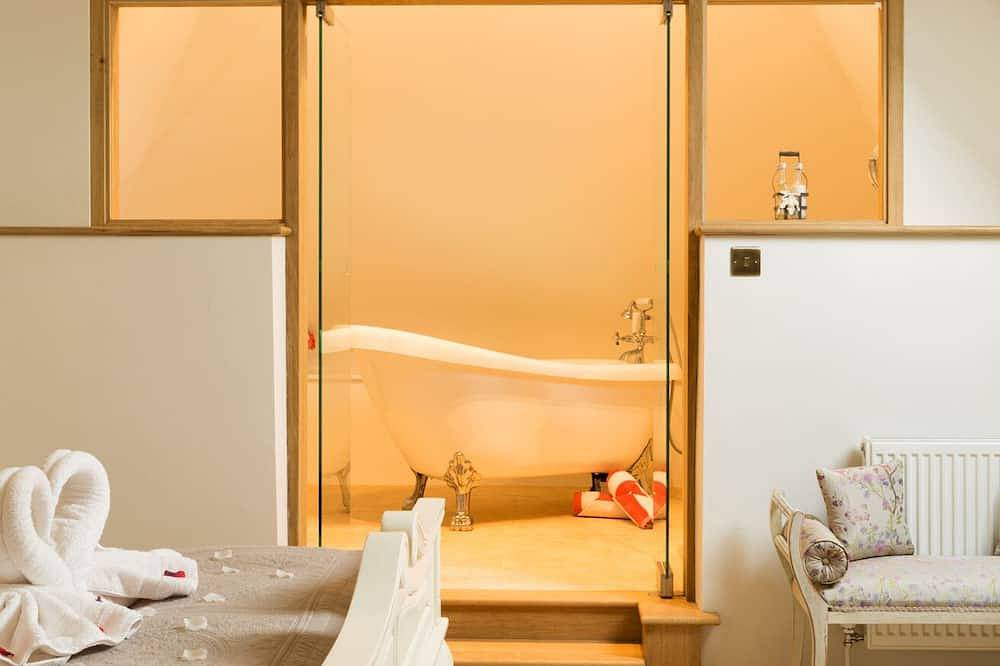 Luxury: Jacuzzi and Swedish sauna at dog friendly chocolate box cottage in Suffolk
