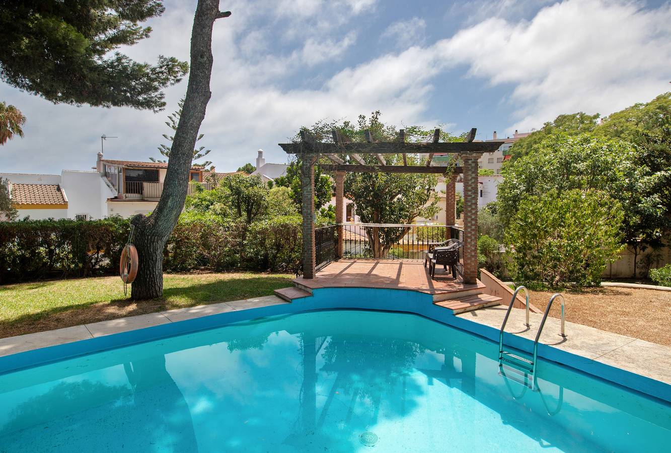Geheel appartement, Appartement 'El Paraíso De Laura' met gedeeld zwembad, privéterras en Wi-Fi in La Carihuela, Torremolinos