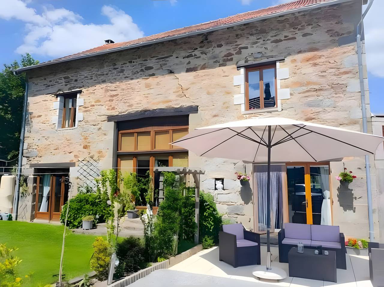 Casa Vacacional 'La Grande Maison De Janaillat' con Terraza, Jardín Privados y Wi-Fi in Janaillat, Región de Guéret