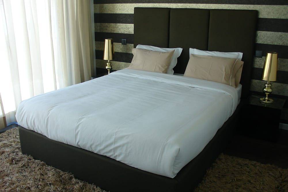 Luxury house, 7min walk to the beach, with private pool, jacuzzi and games room in Praia dos Pescadores (Ericeira), Ericeira
