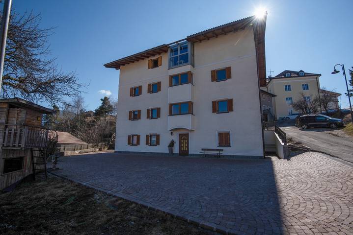 Appartamento intero, Accogliente appartamento 5 "Zur Sonne" con vista sulle montagne, giardino e Wi-Fi in Laion, Dolomiti Superski