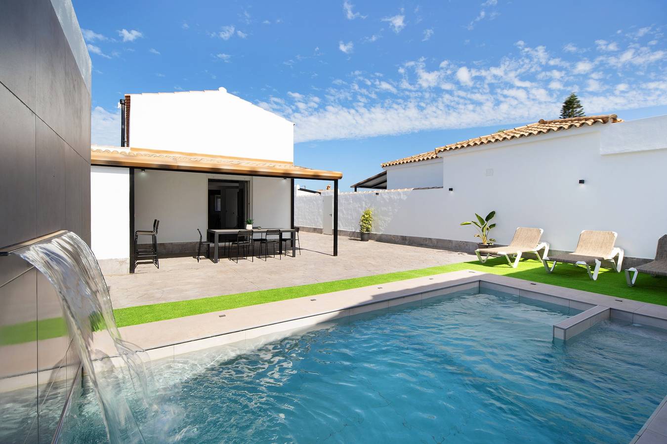 Ferienhaus 'Casa Alce' nahe am Strand mit Pool, Garten und Wlan in Playa La Barrosa, Chiclana de la Frontera