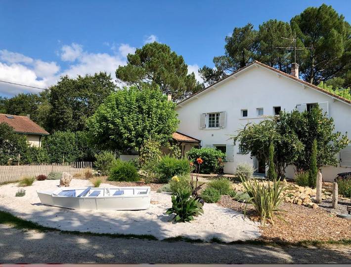 Location de vacances pour 6 personnes, avec jardin ainsi que piscine et vue, animaux acceptés à Saint-Morillon
