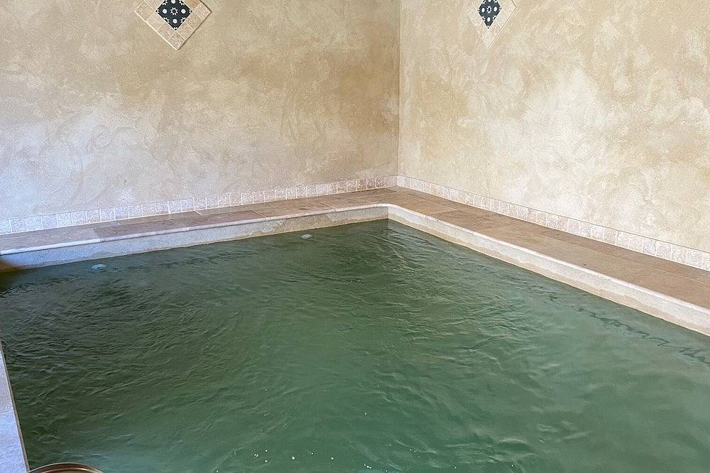 Moulin du 16ième Piscine Intérieure Chauffée in Coteaux sur Loire, Valle del Loira