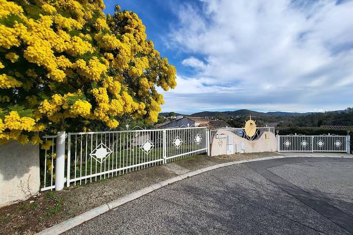 Gîte pour 6 personnes, avec piscine ainsi que terrasse et jardin