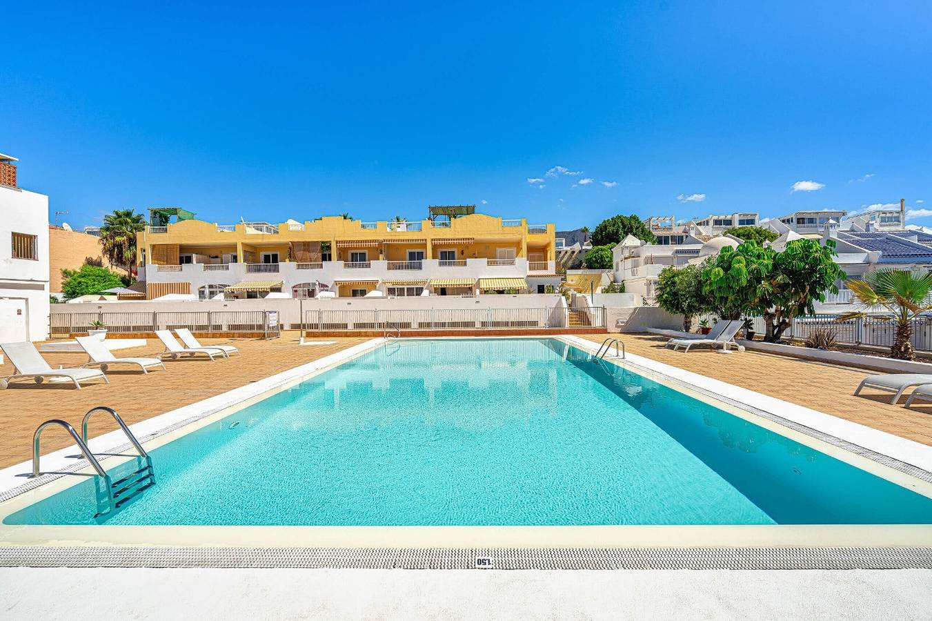 Apartamento entero, Apartamento vacacional 'Estrella' con vistas al mar, Wi-Fi y aire acondicionado in Playa Paraíso, Adeje