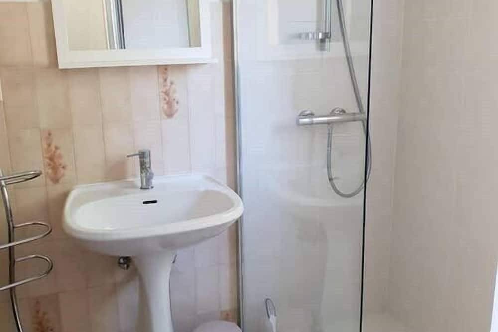 Entire apartment, (B) Studio T1 spacious, quiet, sun, parking in Gréoux-les-Bains, Verdon Regional Natural Park