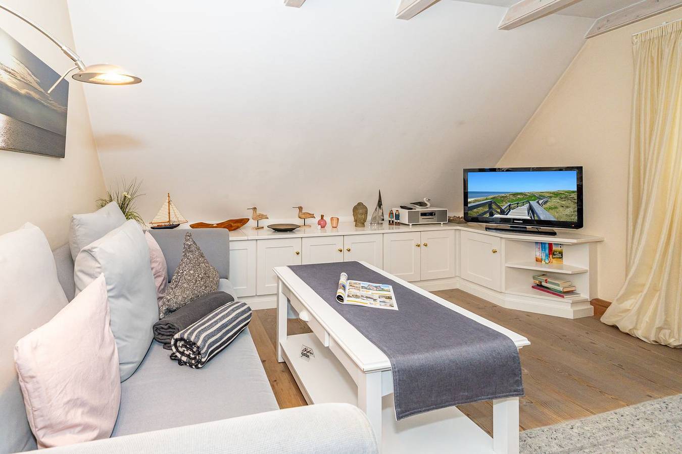 Ganze Wohnung, 2-Zimmer-Ferienwohnung im 1 Og mit Strandkorb vor dem Haus. in Westerland, Sylt (Gemeinde)