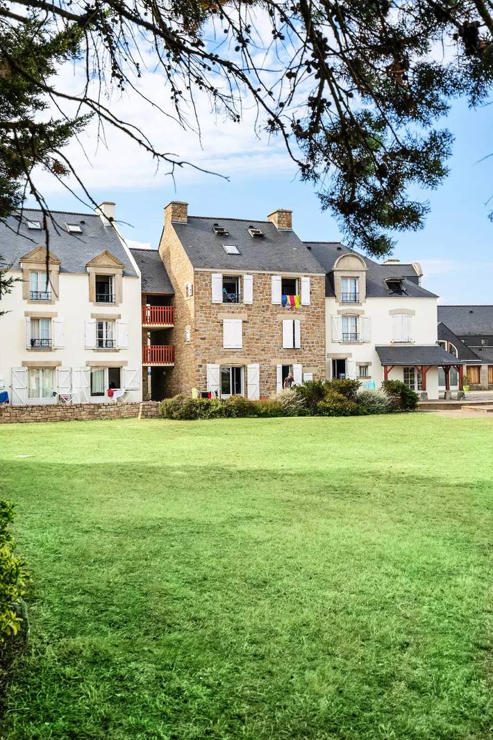 Gîte pour 5 personnes, avec piscine ainsi que vue et terrasse dans Kerjouanno - 2