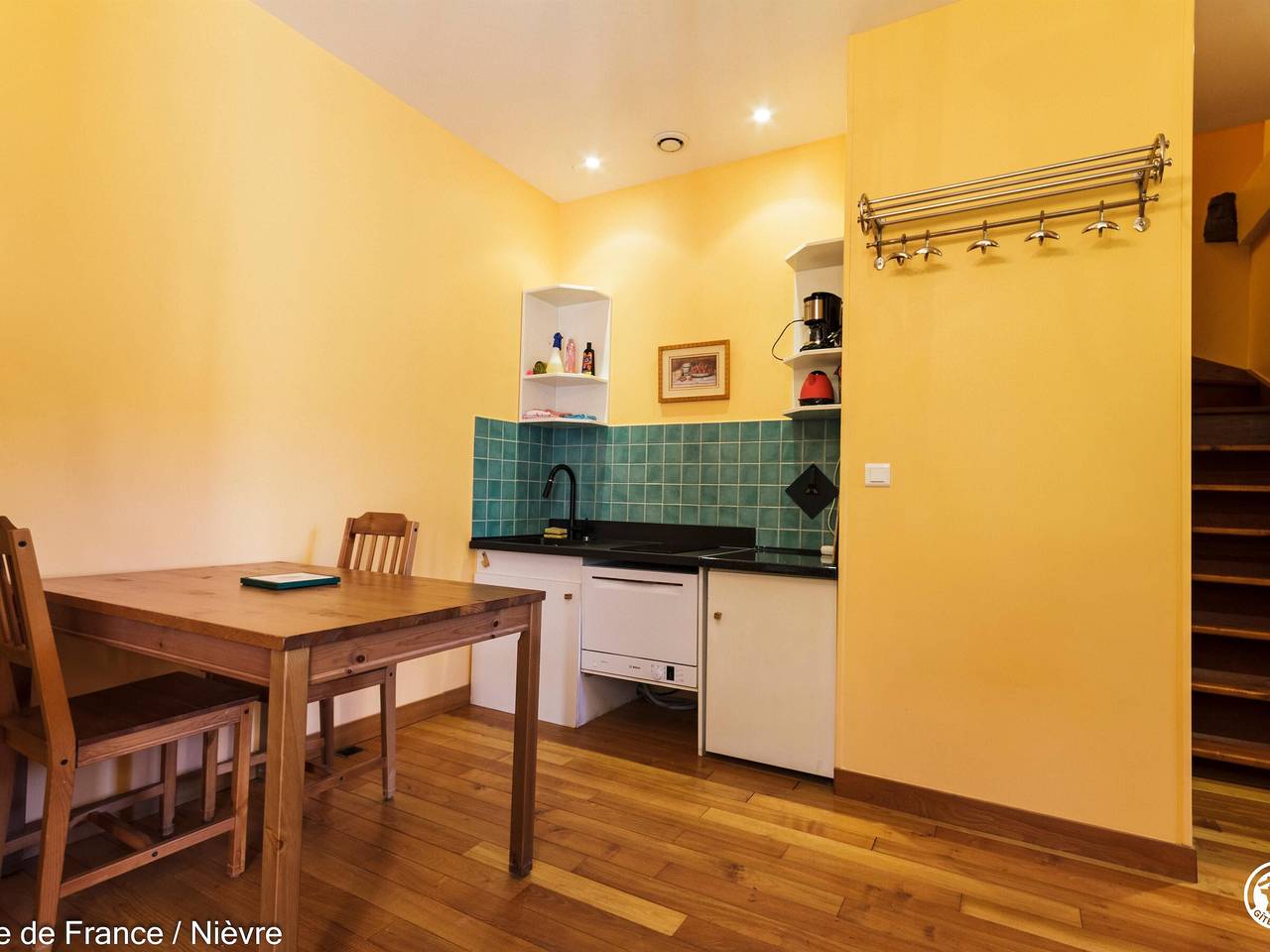 Ferienhaus im Park von Schloss Raffigny, großes Wohnzimmer, privater Parkplatz in Gâcogne, Naturpark Morvan